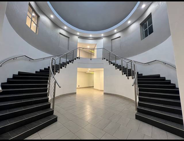 1,066M² OFFICE TO LET IN SANDHURST